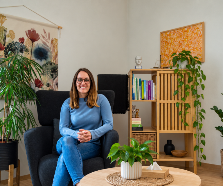praxis-andrea-hieger.jpg Andrea Hieger in den Praxisräumen für Psychotherapie in Mank